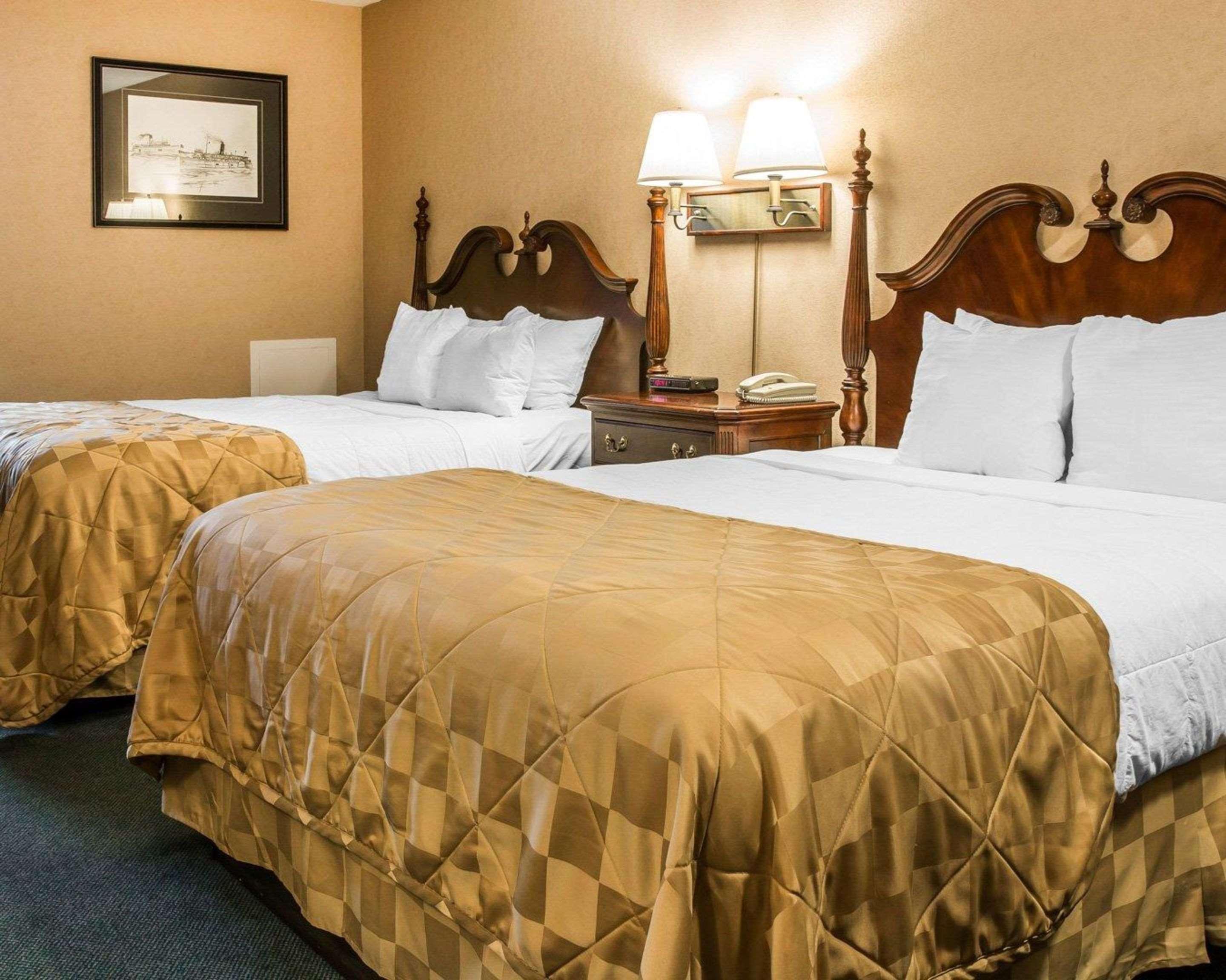 Clarion Hotel Beachfront Mackinaw Stadt Exterior foto