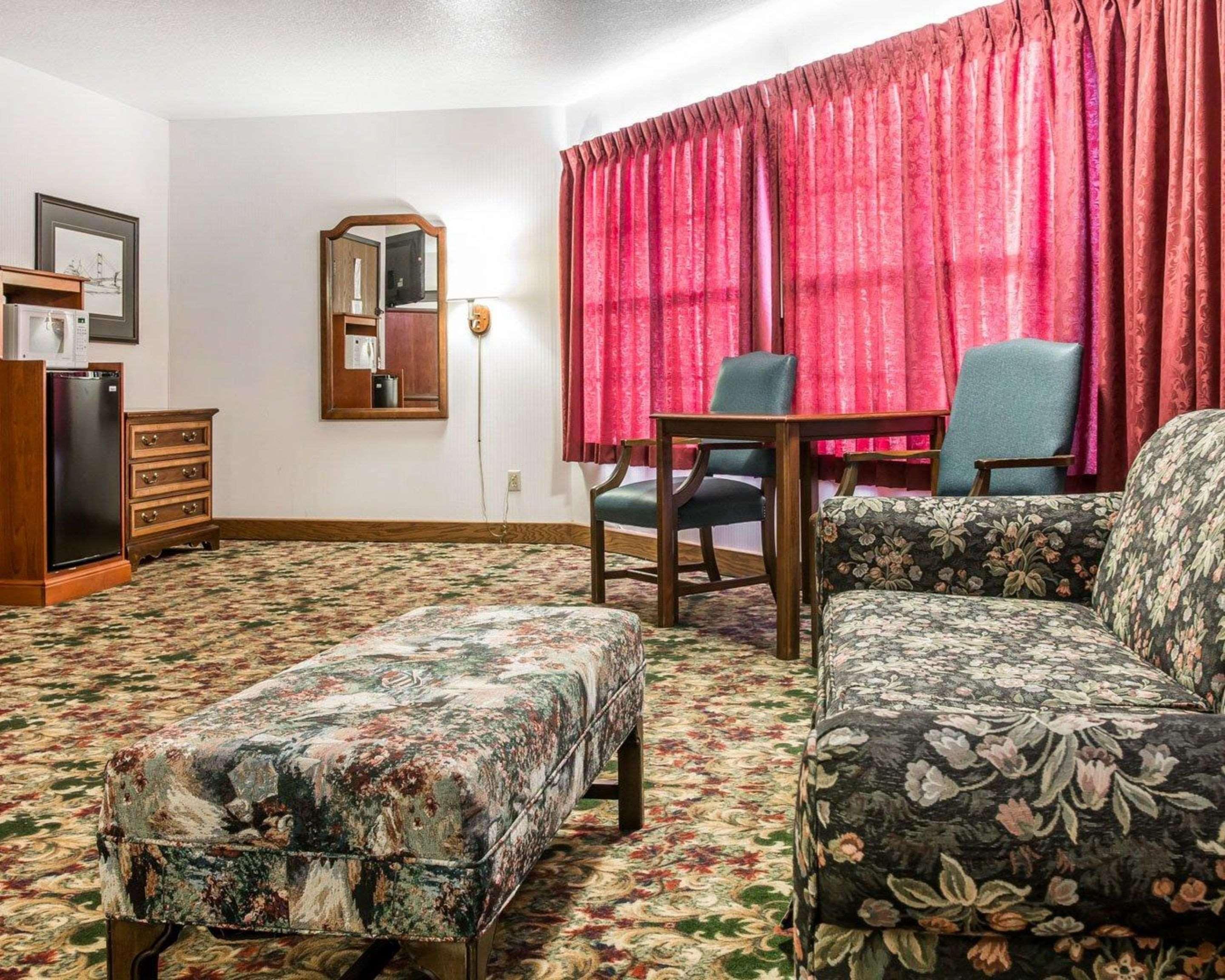 Clarion Hotel Beachfront Mackinaw Stadt Exterior foto