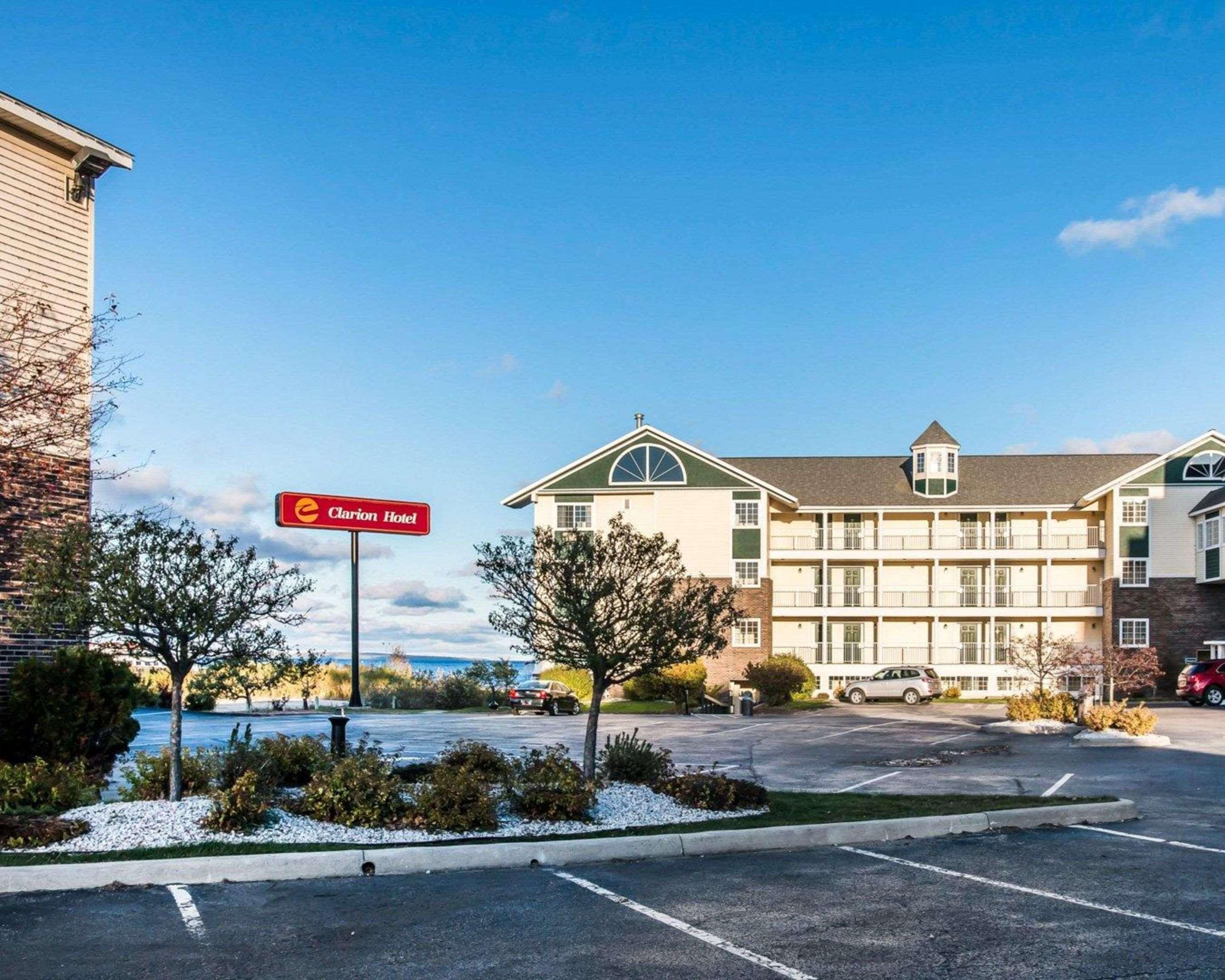 Clarion Hotel Beachfront Mackinaw Stadt Exterior foto