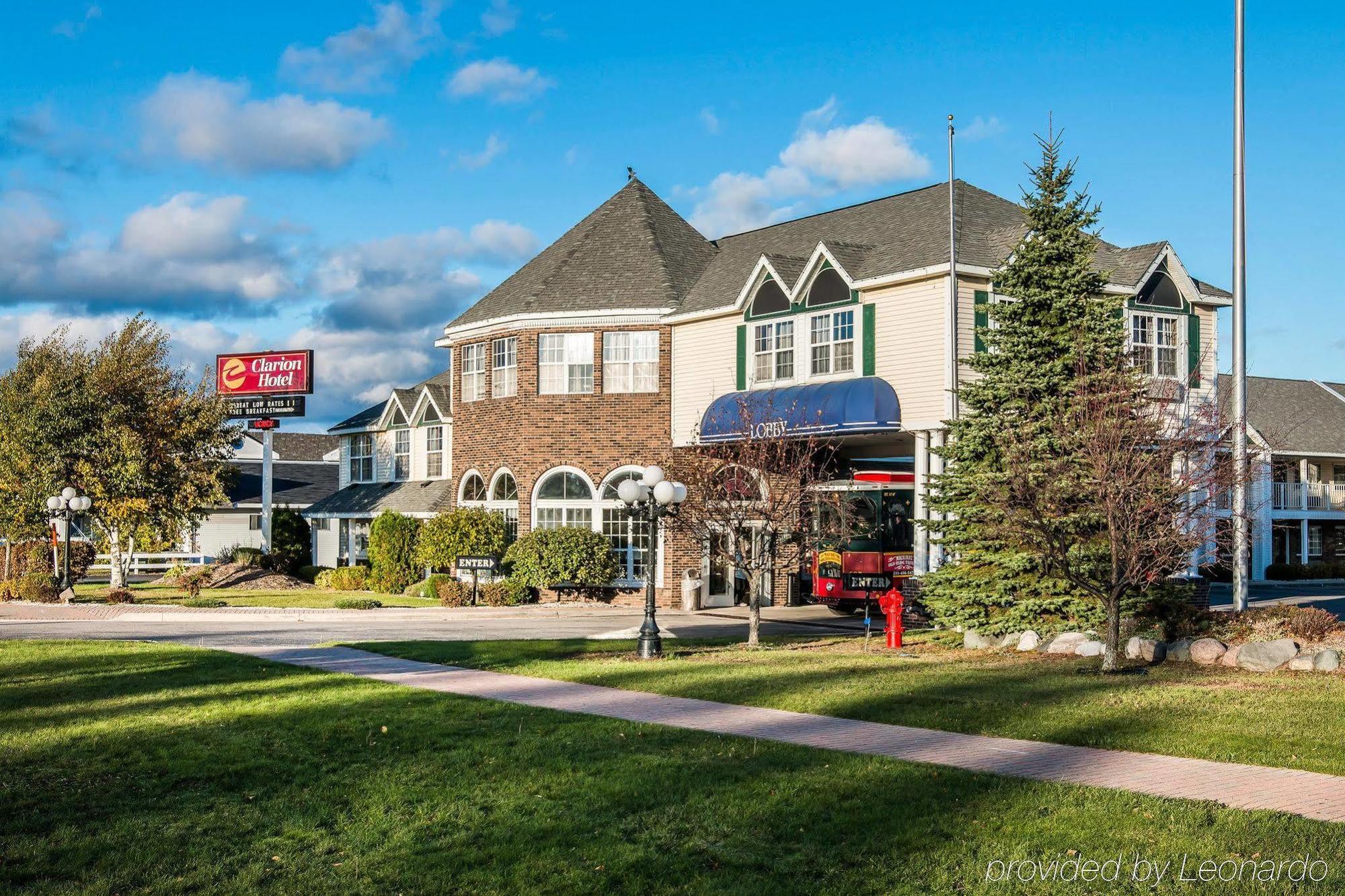 Clarion Hotel Beachfront Mackinaw Stadt Exterior foto