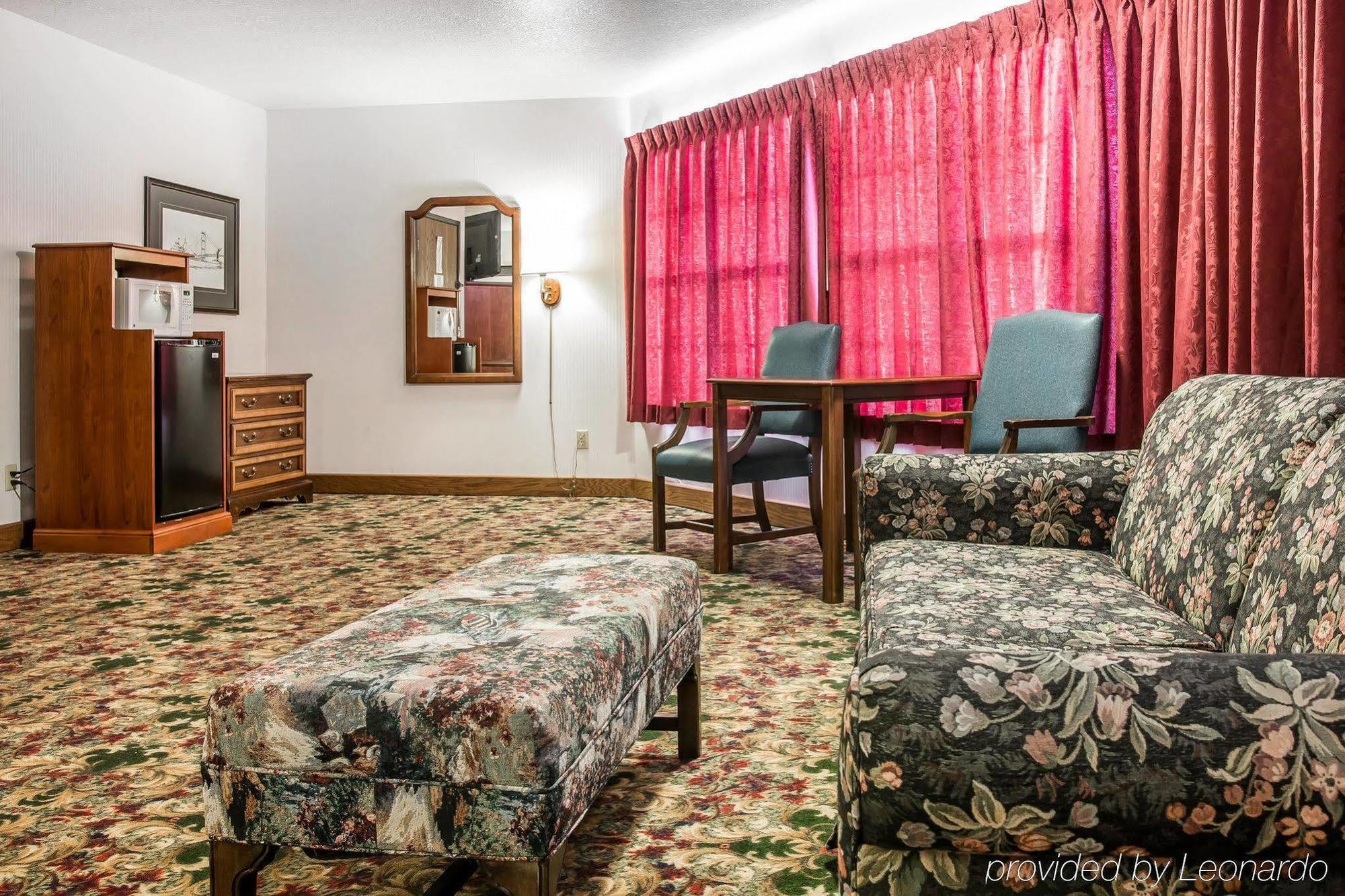 Clarion Hotel Beachfront Mackinaw Stadt Exterior foto